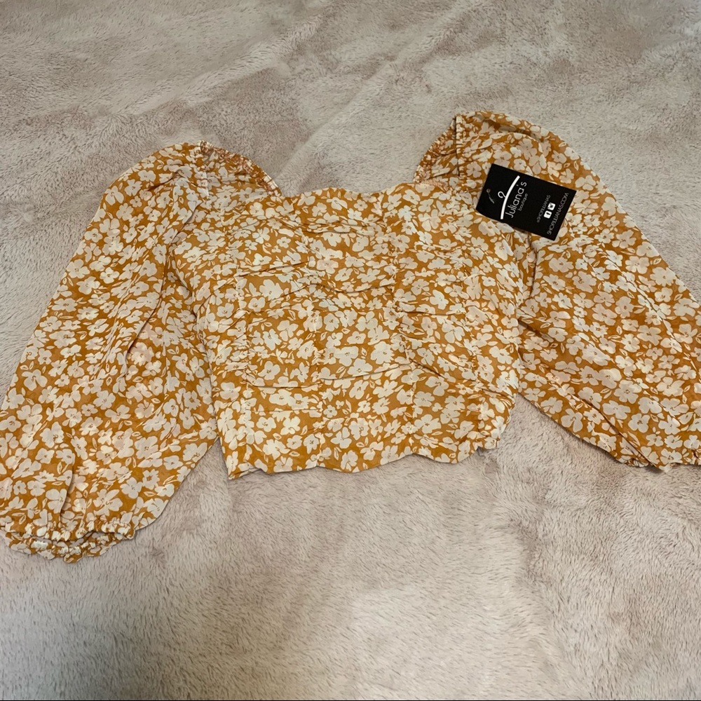 Juliana’s square neck crop top